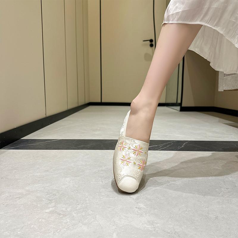 New Retro Embroidered Round Head Beanie Shoes Women's Thin Bottom Flat Bottom Casual Women's Shoes