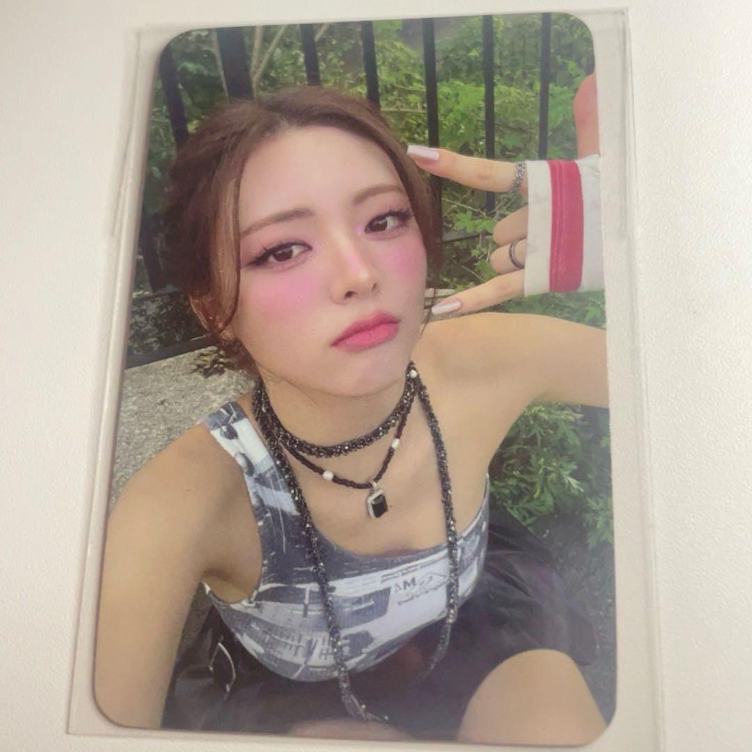 

[USED] ITZY Yuna GOLD Aladin Limited Pre-order Bonus Trading Card