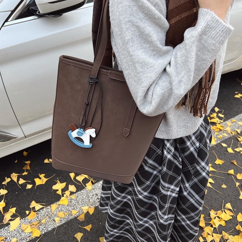 

Bag women s 2025 autumn and winter new trendy fashion simple casual versatile large capacity shoulder pendant armpit bucket bag 30*10*30 коричневый