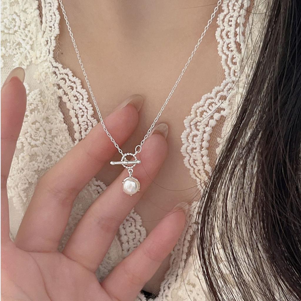 Light Luxury High-end Pearl Pendant Collarbone Chain French Retro OT Buckle Design Retro Style Necklace Women