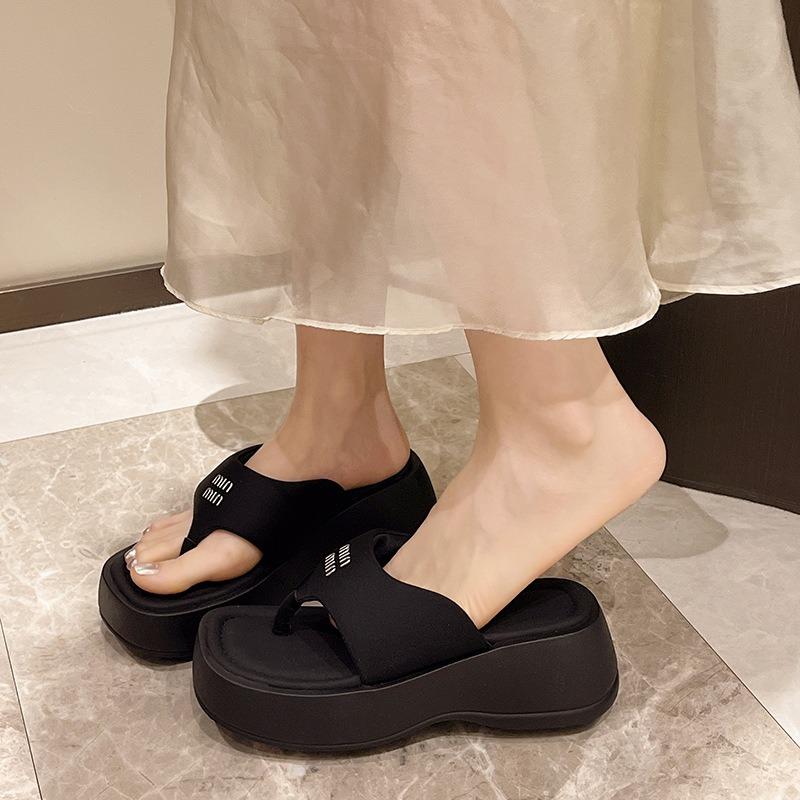 Thick-soled Foot-pinched Flip-flops for Women's New Summer Fashion, High-end Sense, Non-slip and Heightening Beach Sandals