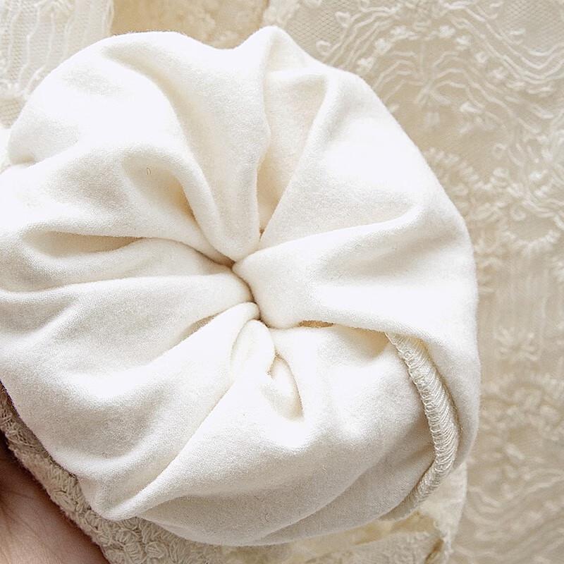 Elegante Damenbluse mit V-Ausschnitt, Spitzenbesatz und Fleece-Futter