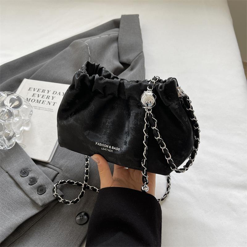 

Маленькая сумка премиум-текстуры женская 2025 новая модная сумка через плечо с бисером, сумка-мессенджер с нишевым дизайном, сумка-облако на цепочке