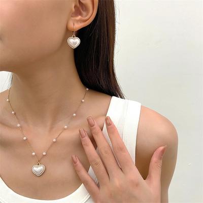 Perlové elegantní šperky ve tvaru srdce pro ženy Francouzský přívěsek Náhrdelník Visací náušnice