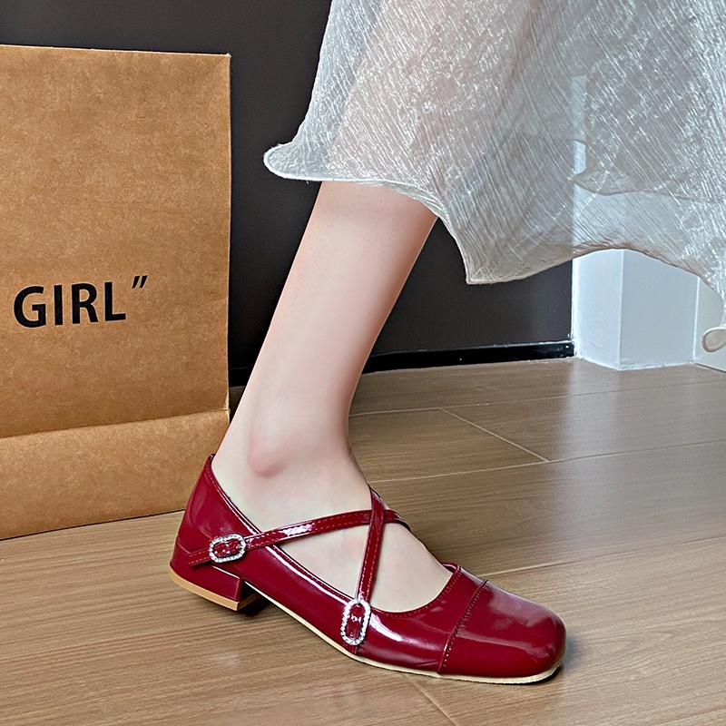 

2024 Женская обувь высокого качества, модная однотонная женская обувь с квадратным носком и неглубоким ртом, одно слово, пряжка с ремешком, квадратный каблук, женская обувь 39 красный