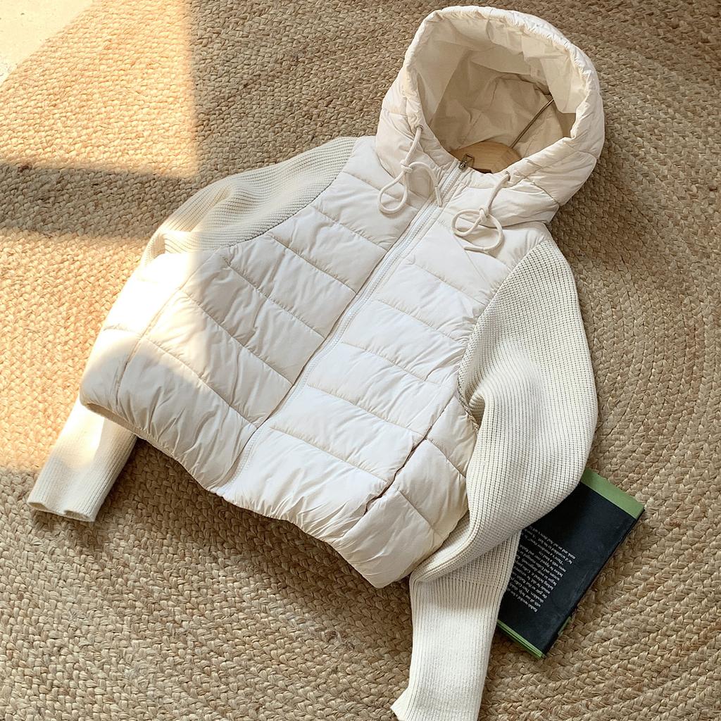 Leichte Winterjacke mit Strickärmeln, Kapuze und Baumwollwattierung