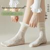 Chaussettes d'été blanches pour femmes avec bordure en dentelle respirante: Style mi-mollet froncé avec bordure à volants et design en maille