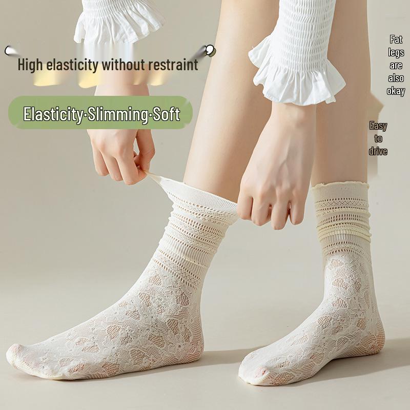 Chaussettes d'été blanches pour femmes avec bordure en dentelle respirante: Style mi-mollet froncé avec bordure à volants et design en maille