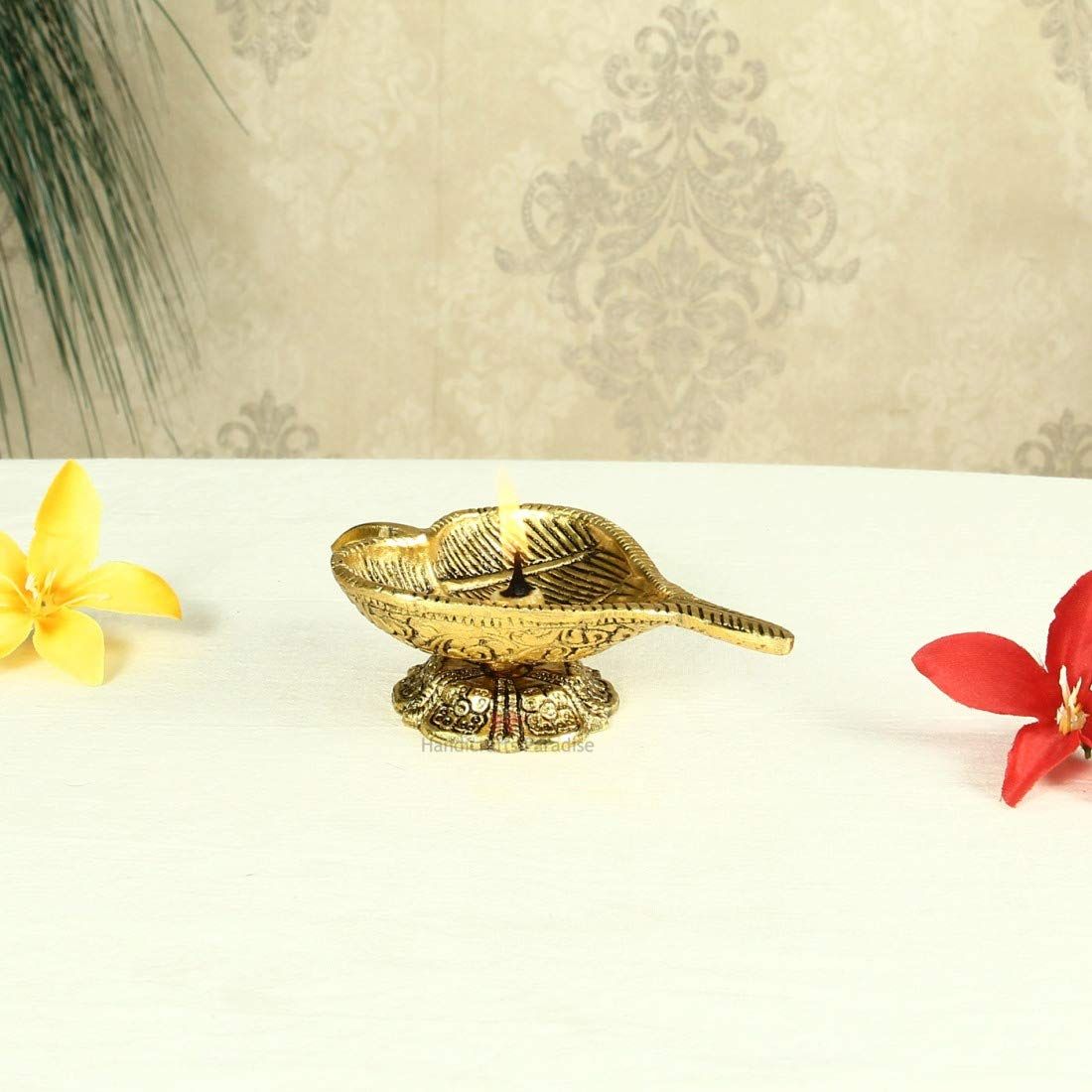 

Leaf Shaped Diya in Metal Antique Golden 5.5 X 3 X 1.75 Inch золотистый