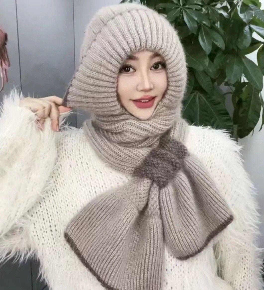 

Двухцветный вязаный флисовый шарф-шапка с застегивающимися на пуговицы наушниками и подкладкой из бархатистой шерсти