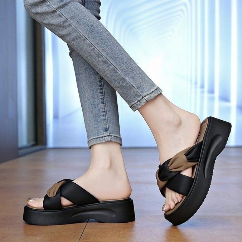 Summer wear popular cool slippers women's design sense niche 2025 new thick-soled sandals drag soft-soled women's slippers