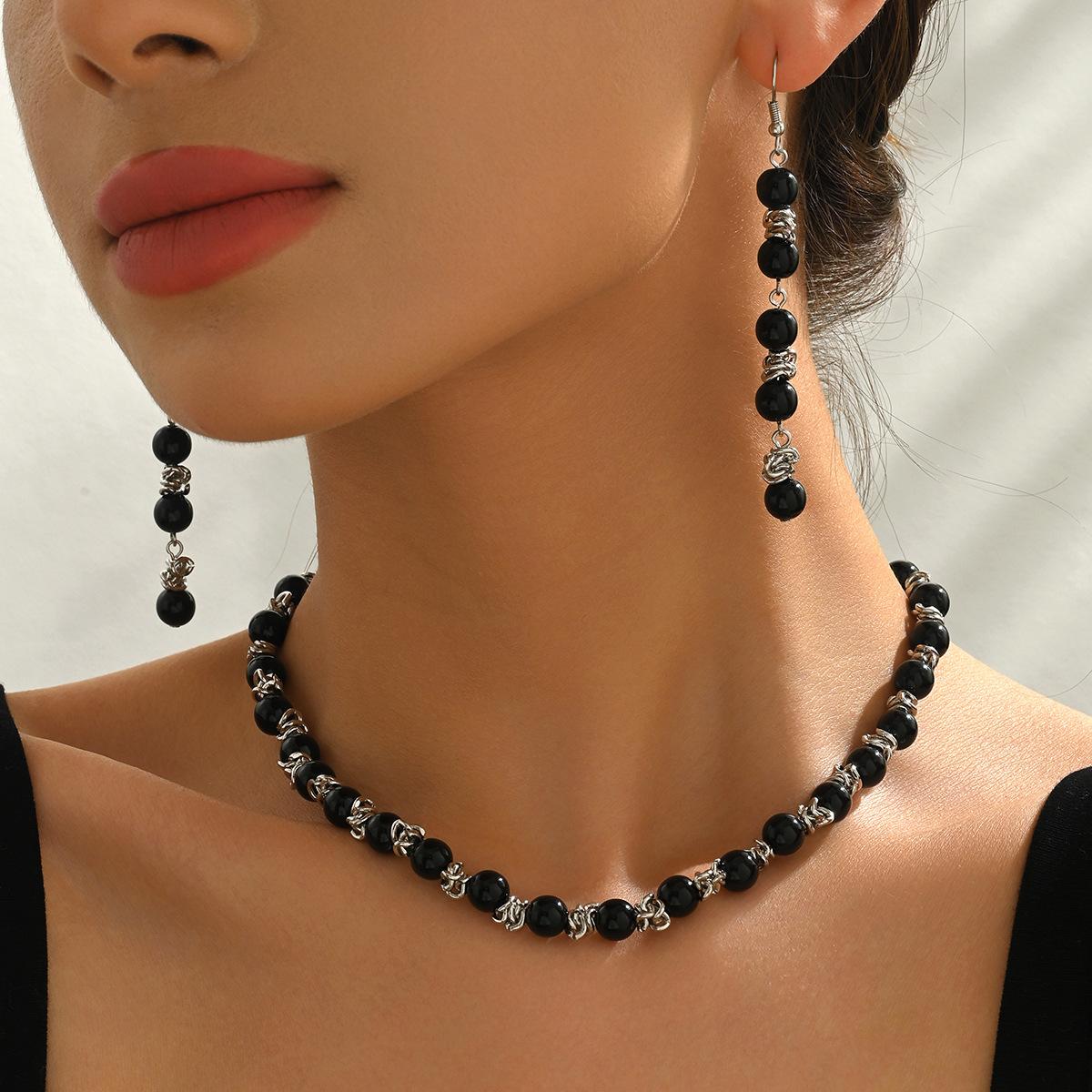 

Модные украшения для женщин чёрный