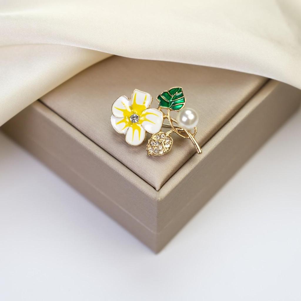 Elegant Women's Brooch: Versatile Bow & Insect Flower Design with Anti-Exposure Feature