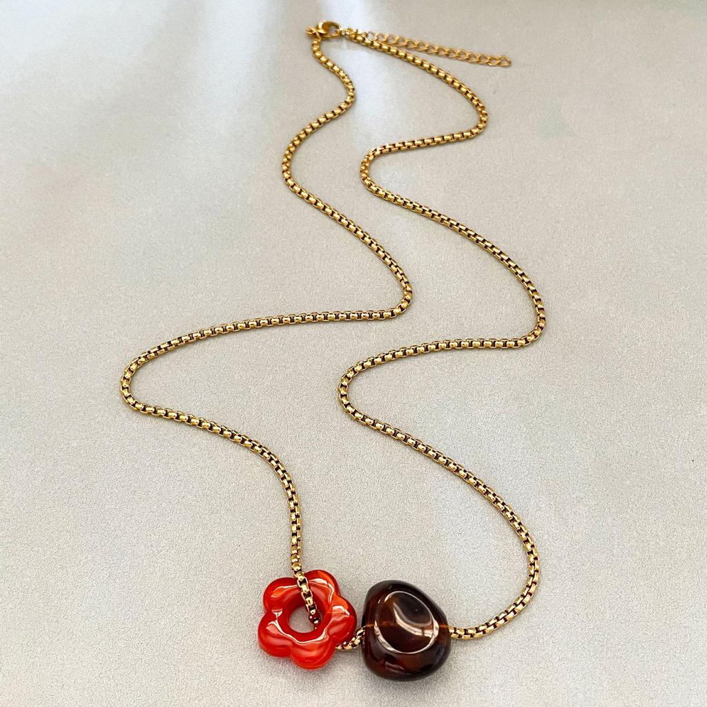 Collana con fiori in acrilico: Catena per maglione colorata, creativa e leggera di lusso per donna