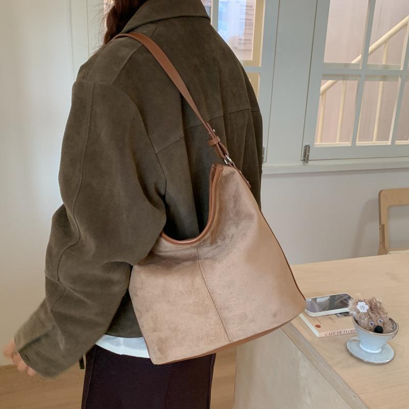 Large Capacity Bag Women's 2025 New Autumn and Winter High-end Retro Commuter Tote Bag Single Shoulder Crossbody Bucket Bag