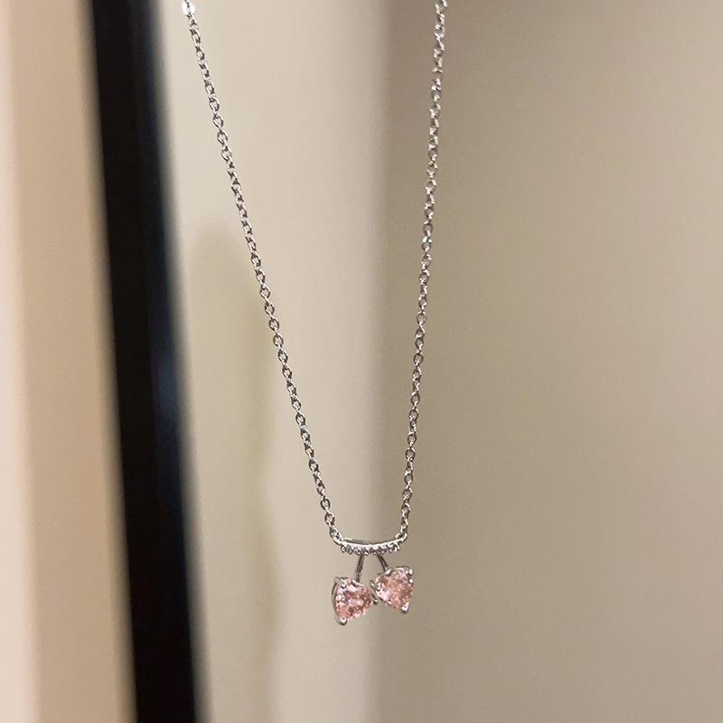 

Ожерелье Cherry для женщин, легкое, роскошное, нишевого дизайна, летнее, нежно-розовое, с микро-инкрустацией из циркония, ключичная цепочка из нержавеющей стали, прочная цепочка