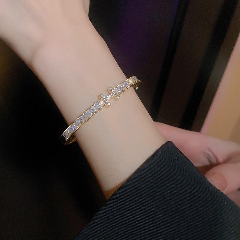 Korean Zircon Letter Buckle Bracelet: Elegant, High-End, Light Luxury Fashion