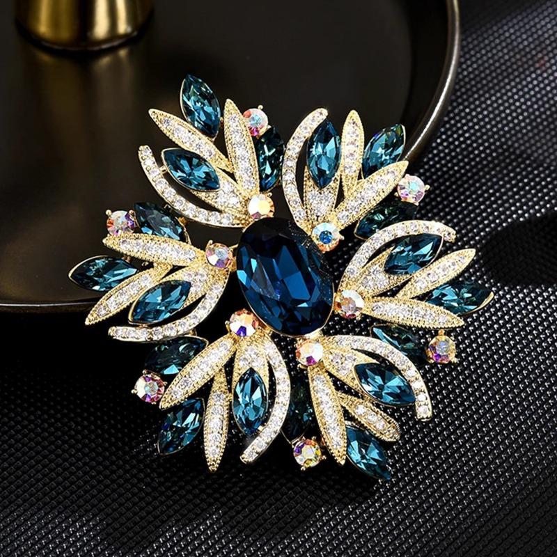 A Grand Court-style Floral Brooch for Women, Elegant and Fashionable Brooch, with A Light Luxury Design Sense