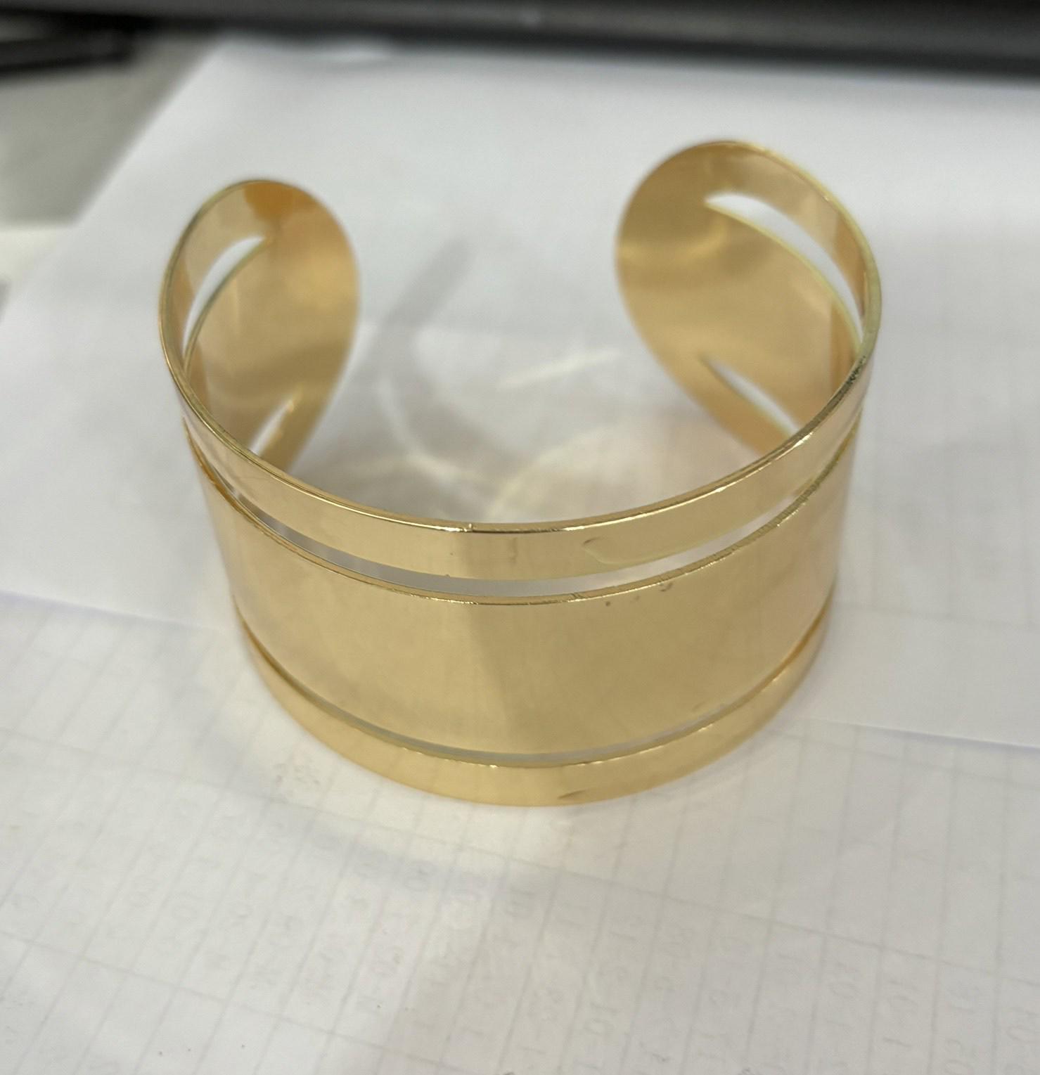 

Широкий металевий браслет-манжета з квітковим візерунком в етнічному стилі