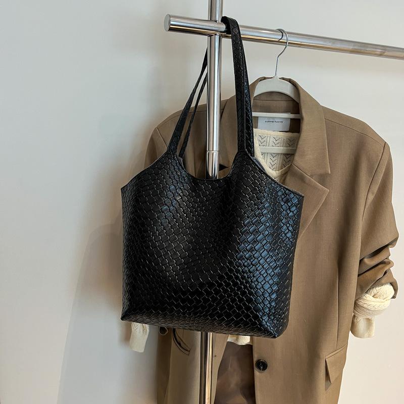 

Versatile solid color oil wax leather spring new tote bag women s large-capacity commuting retro fashion popular shoulder bag чёрный