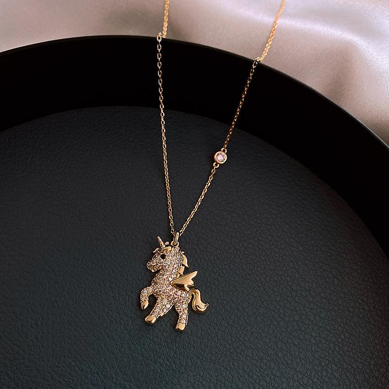Collier pendentif cheval en cristal de luxe pour femme Pendentif animal en strass brillant Chaîne de clavicule élégante Bijoux de fête pour filles Cadeau
