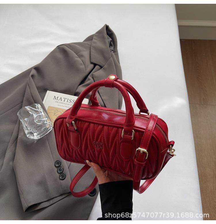 

Simple hand carry pleated small square bag underarm bag 2025 summer new fashion shoulder bag trendy temperament messenger bag красный