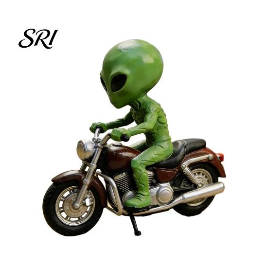 Colorful Resin Garden Statue Alien Gnome Statue, Sitting on Motorcycle Decorative Ornament, Indoor Tabletop Decoration Waterproof Hand-Painted