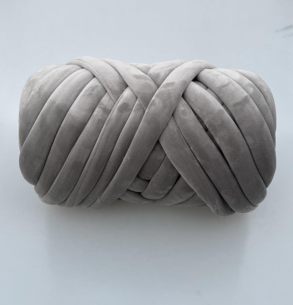 Introducing Our DIY Velvet Crystal Yarn Pillow Cat Bed: 3cm Thick, Soft, and Cozy!