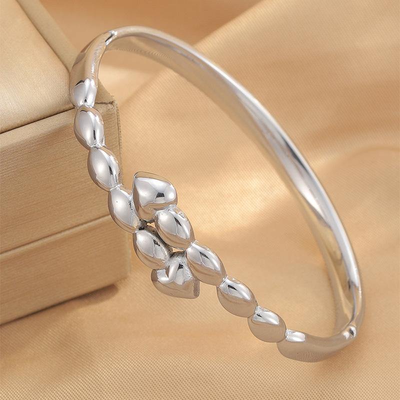 Fashionable Women’s Heart-shaped Open Bracelet with Rice Grains, a Must-have Bracelet for Besties When Traveling
