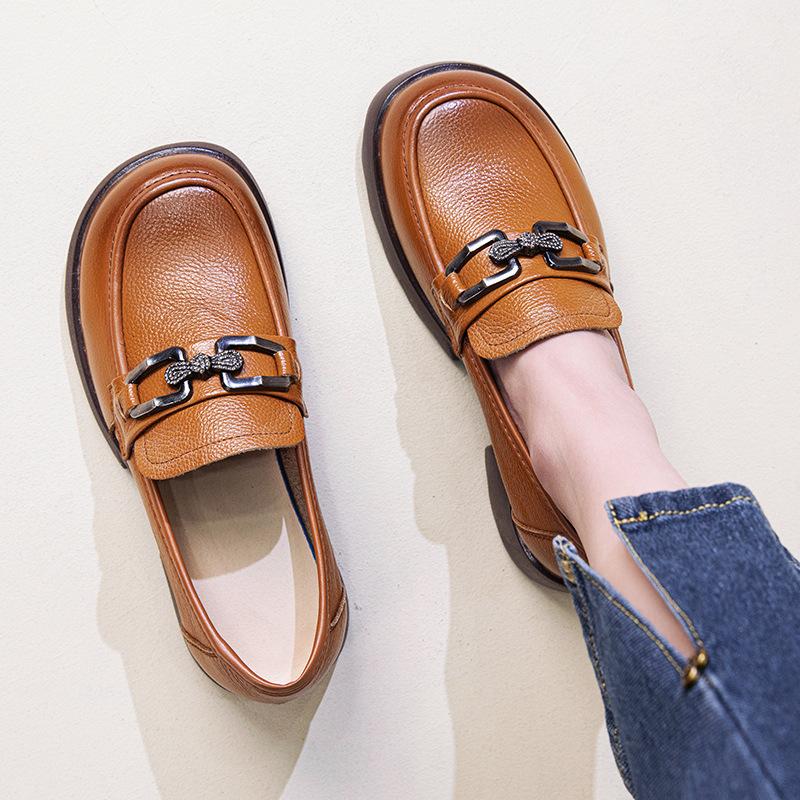 

Популярные лоферы на толстой подошве, мягкие на плоской подошве с мелким вырезом, новая удобная обувь-качалка 2025, модные маленькие кожаные туфли, рабочая обувь 40 коричневый