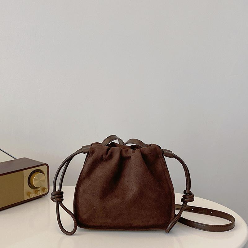 

Нішева текстурна модна сумка жіноча 2024 нова плісована універсальна матова сумка-відро проста повсякденна сумка на плече