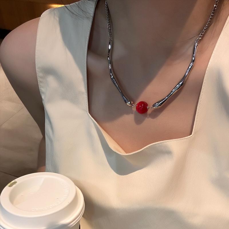 Clear and Cool Red Bean Necklace, Light Luxury and High-end, Collarbone Chain, Personalized and Niche Design, Short Necklace