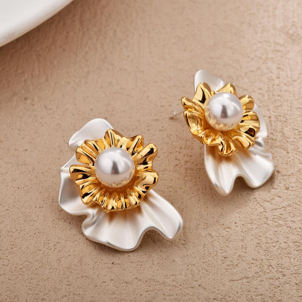 

Niche design fashionable contrasting colors flower pearl stud earrings high sense INS style elegant temperament literary style ear jewelry
