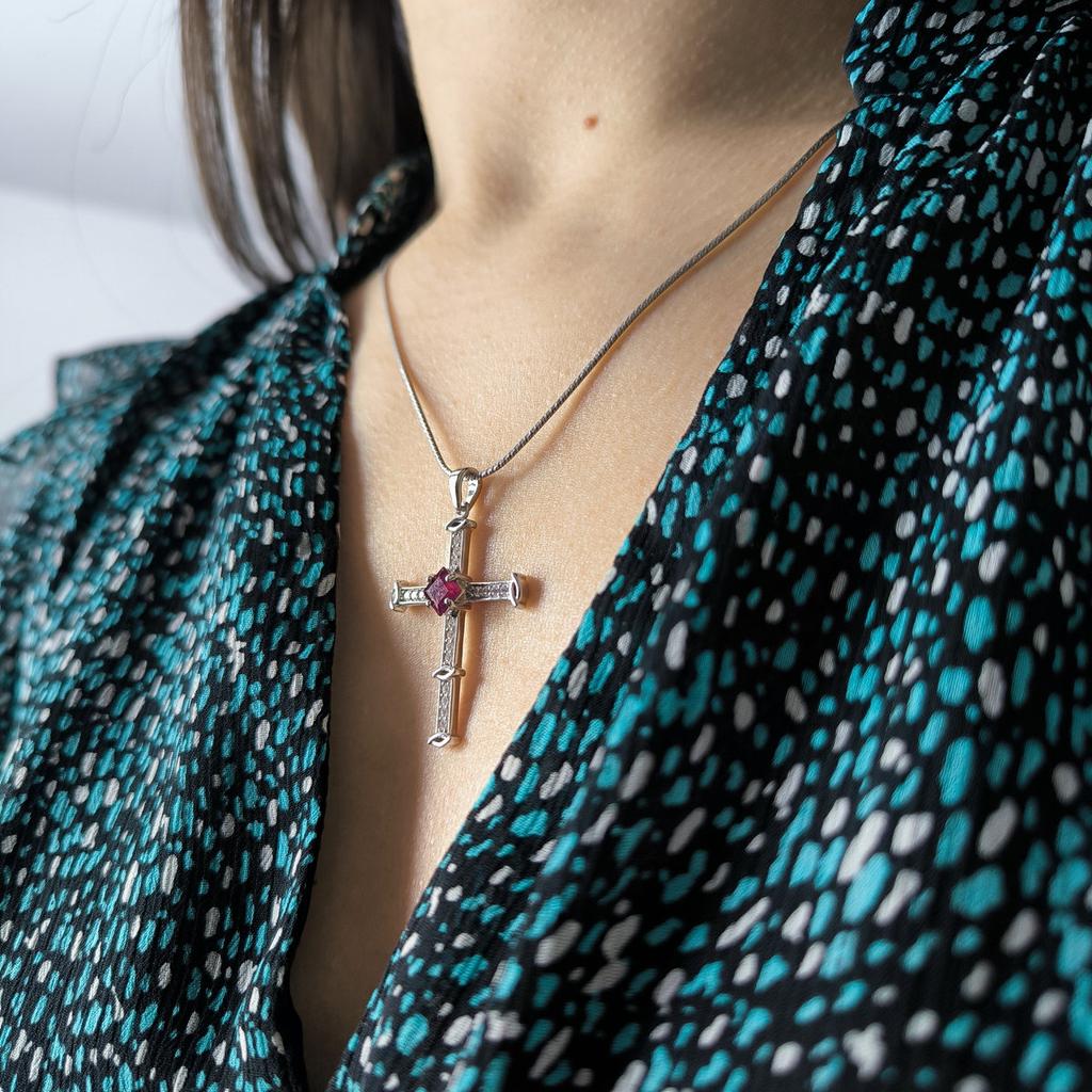 Серебряный крестик с рубином 1.53ct, фианитами (2206651)