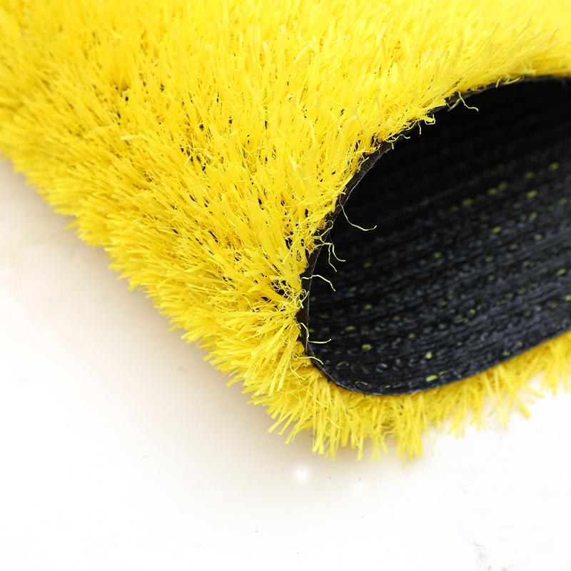 Bunter Kunstrasen: Außendekoration für Kindergärten & Einkaufszentren