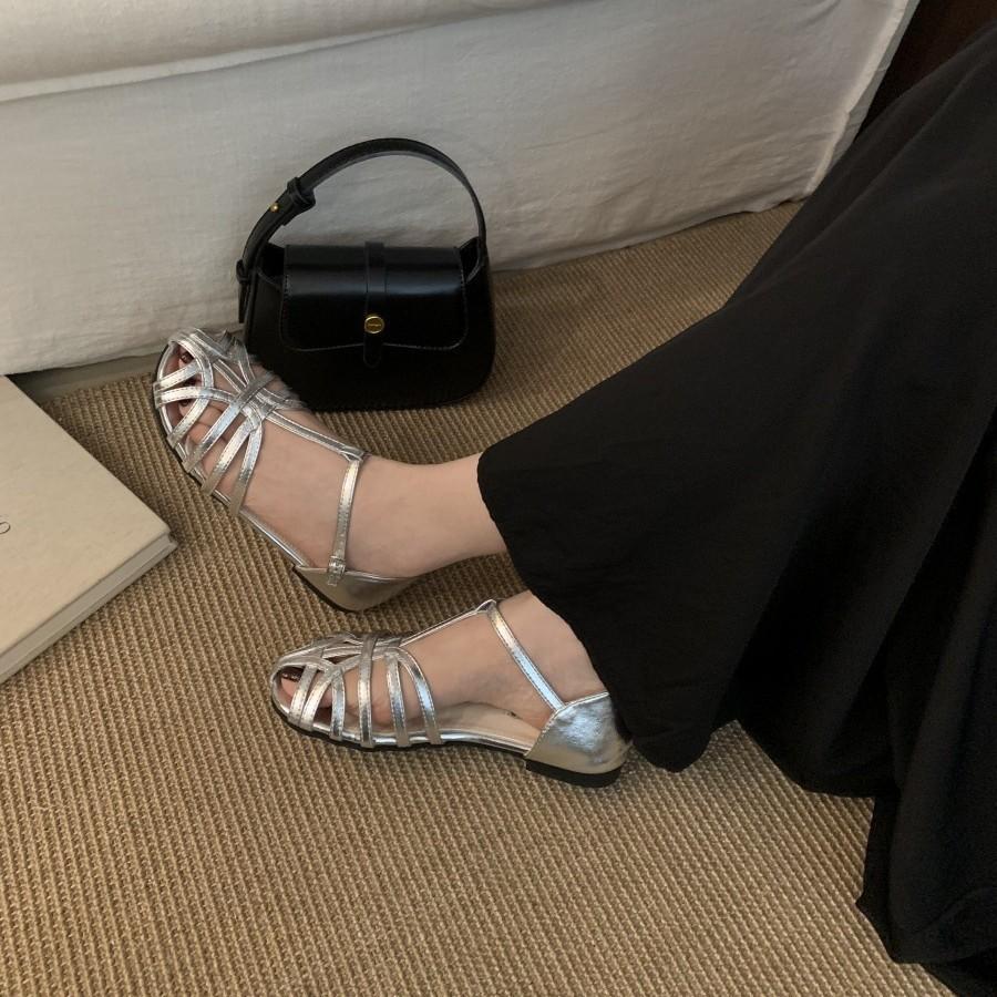 French flat-bottomed bag head sandals women's 2025 summer new Korean version casual one-word buckle Roman sandals