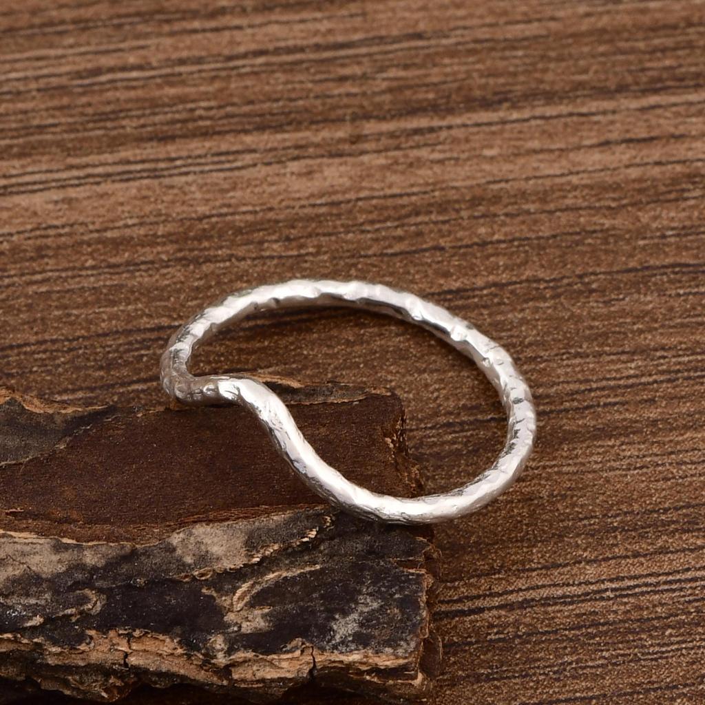 Minimalist Wave Ring 925 Sterling Silver | Curved Stackable Ring | Dainty Hammered Band | Simple Everyday Ring | Gift for Her