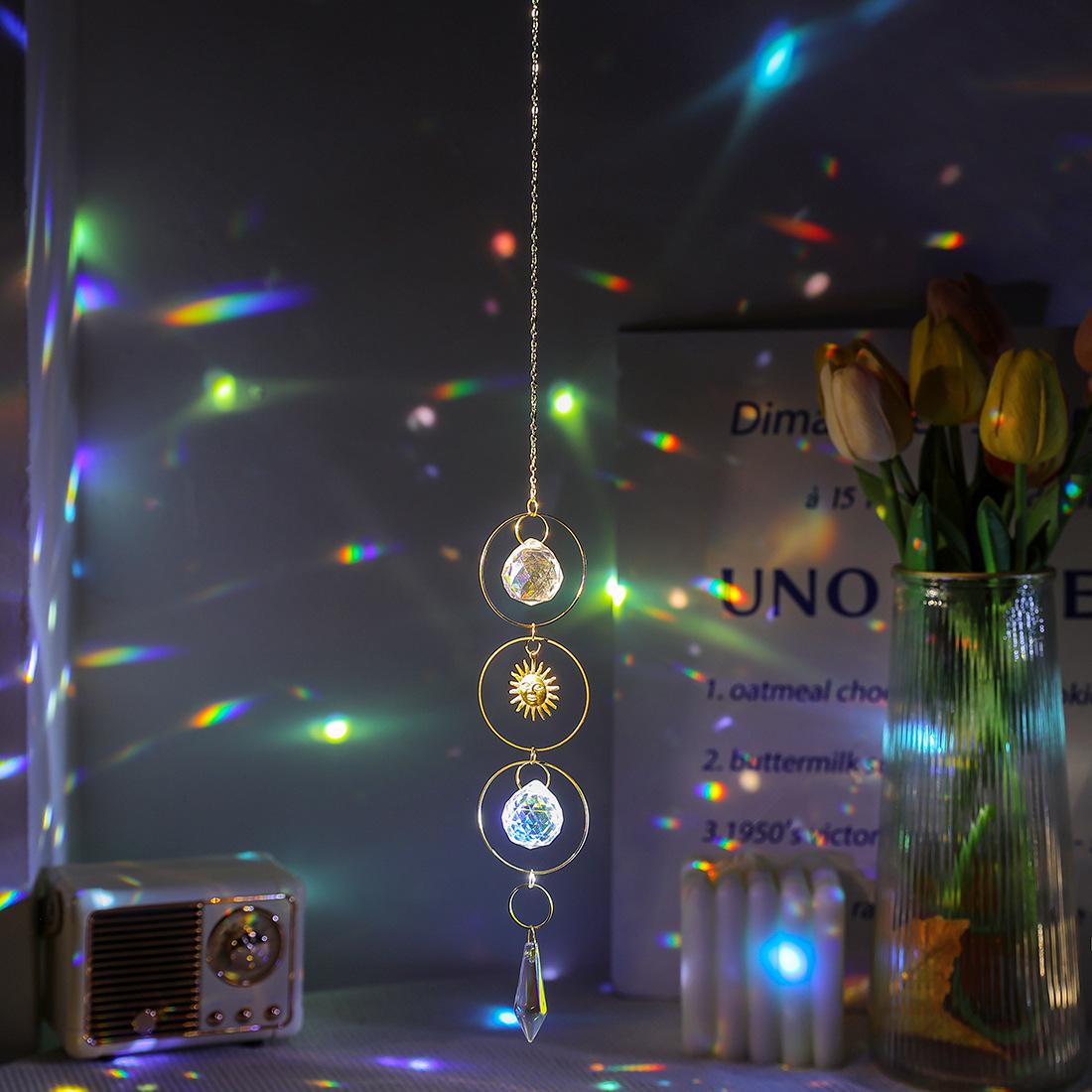 

Подвеска-ловец солнца с разноцветными кристаллами и медными акцентами - новый аксессуар-ловец солнца