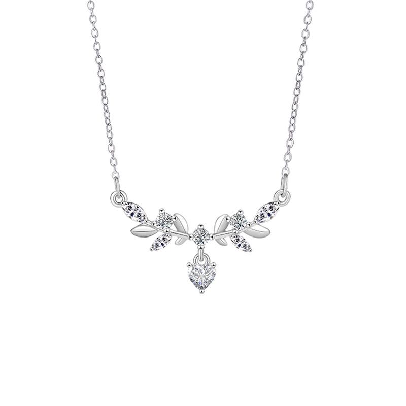 Laurel Flower Necklace: Women's Luxuriously Designed Stainless Steel Clavicle Chain with Lucky Blossom Motif