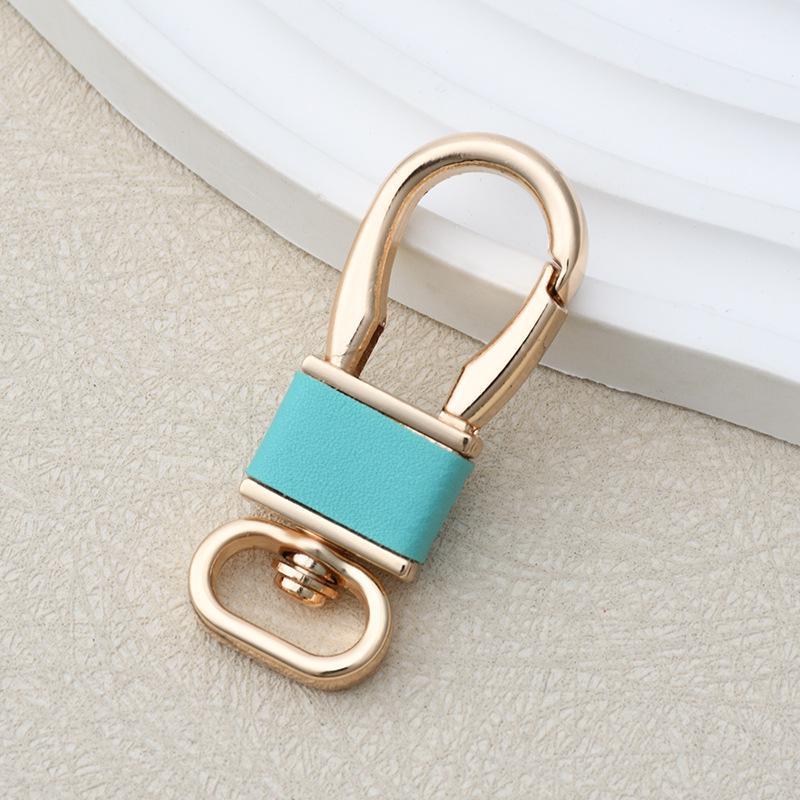 Breloc din piele în culoarea macaron cu cataramă de talie - Accesoriu auto personalizat și cadou mic