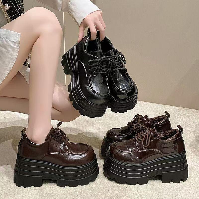 Små läderskor dam 2025 vinter nya små retro svarta platå franska djup urringning snörning höjande loafers