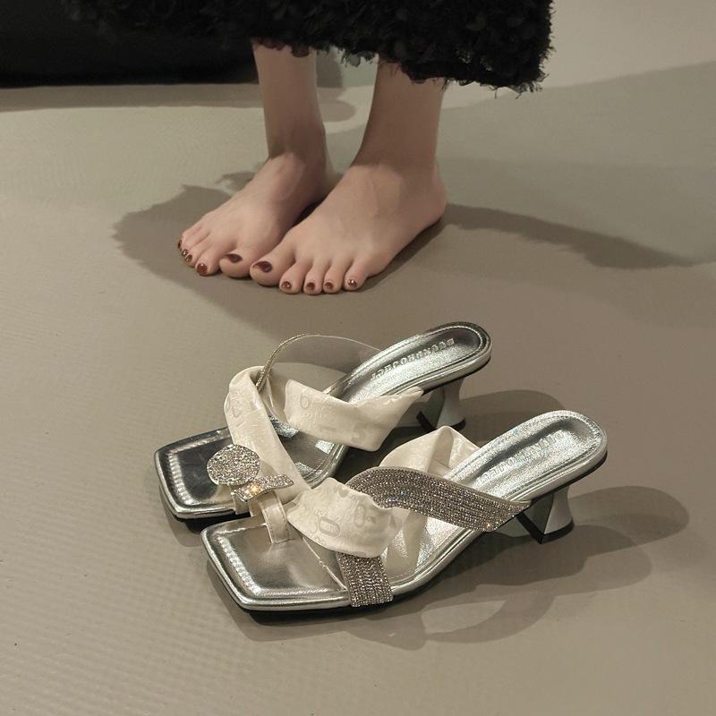 

Набор крутых шлепанцев на высоком каблуке со стразами на носке, женские, лето 2025, новинка, французская шпилька, перекрест, квадратный носок, для улицы, модные сандалии 35