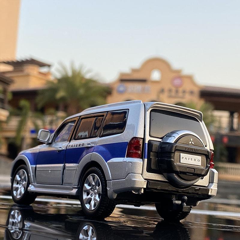 1/32 Mitsubishis PAJERO SUV Alloy Car Model Diecasts Metal Toy Off-road Vehicles Car Model Collectible Simulation Childrens Gift