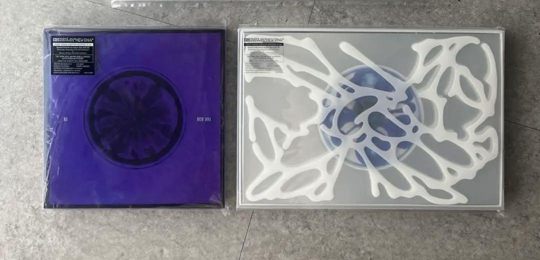 

[USED] Opened XG NEW DNA album set of 2