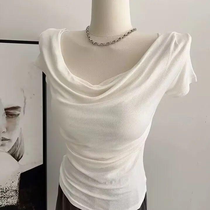 Unregelmäßiges Plissee-Off-Shoulder-Kuhhals-T-Shirt - Sommer 2024