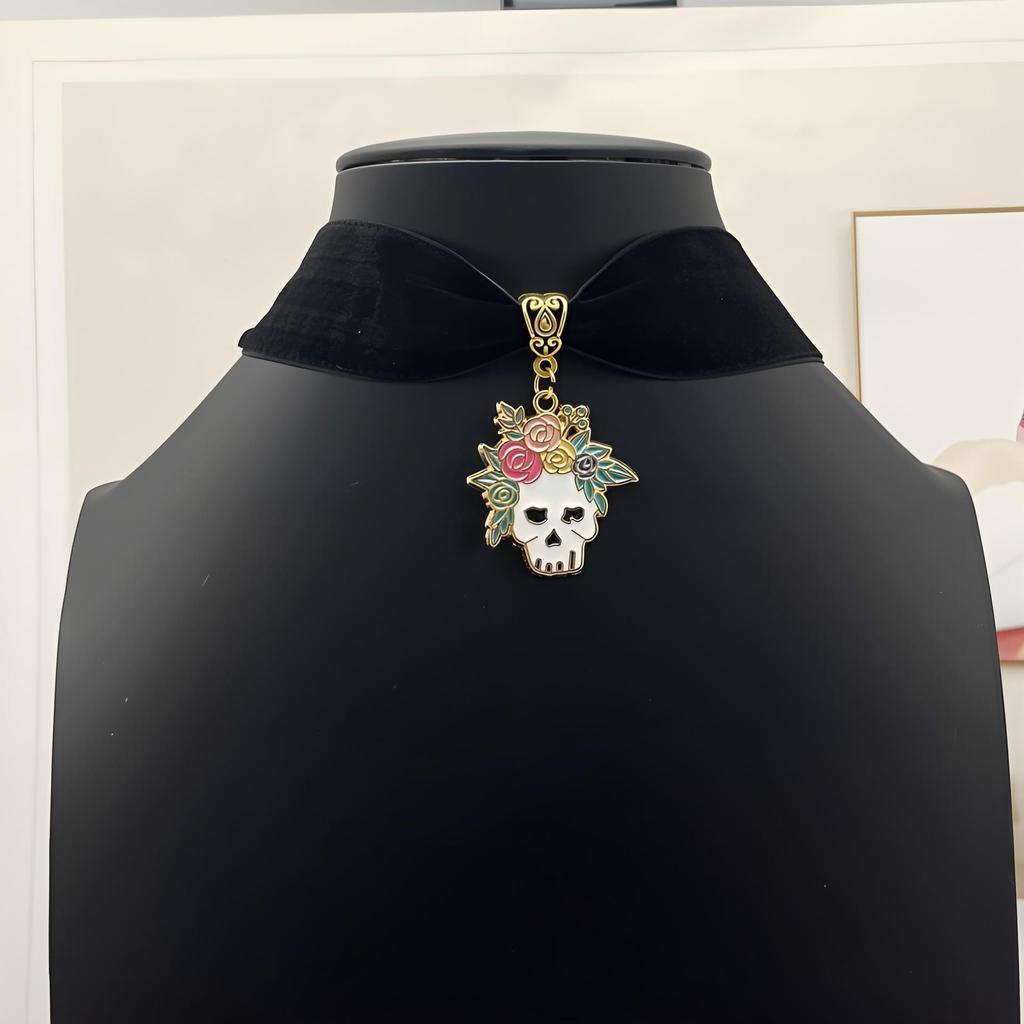 Gothic Winged Skull Heart Pendant Velvet Choker Necklace