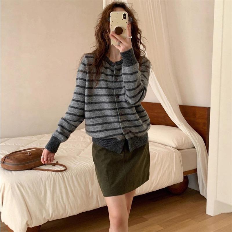 

Женский вязаный кардиган с длинными рукавами, контрастного цвета, мягкий, восковой, в полоску, с круглым вырезом, на пуговицах, осенний, новый свитер-жакет, топ average size