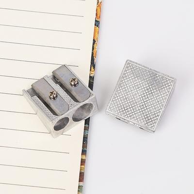 Handgehaltener manueller Bleistiftspitzer mit zwei Löchern, robuste Konstruktion, kompakte Größe, tragbarer Stiftspitzer aus Metall