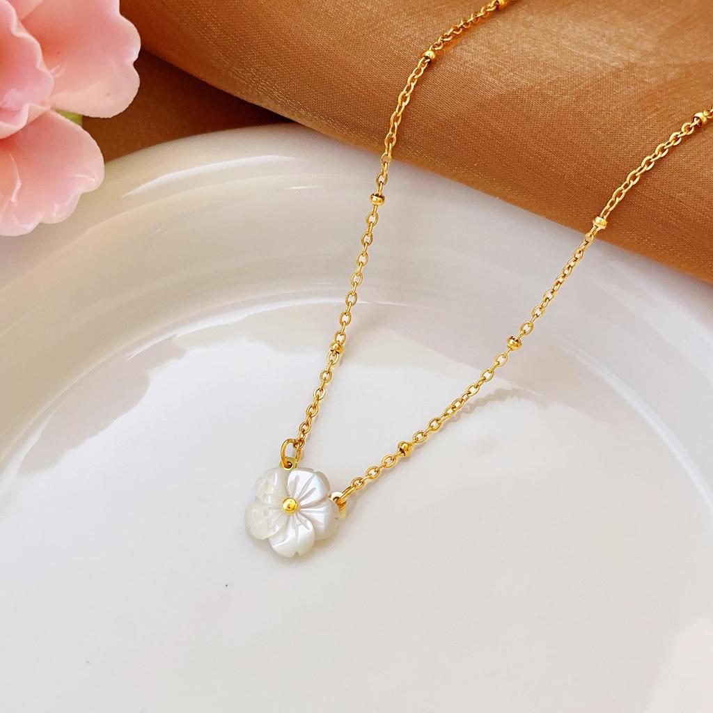 Złoty naszyjnik ze stali nierdzewnej: Elegancka, Wszechstronna, Nieblaknąca Biżuteria Damska