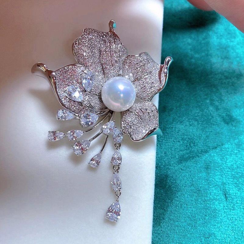 

Позолоченная медная брошь-кисточка с жемчугом и цирконами в виде цветка с пустой оправой